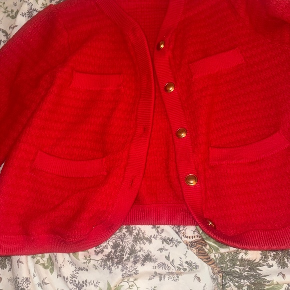 Red button up top - Picture 4 of 6